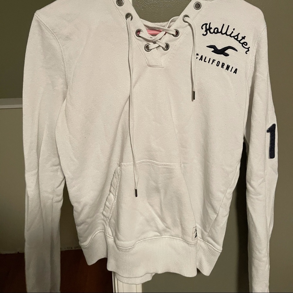 White Hollister sweatshirt
